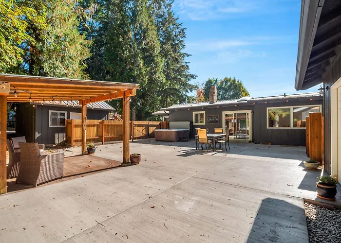 Cedar Peak Lodge With Hot Tub Near Skiing And Golf