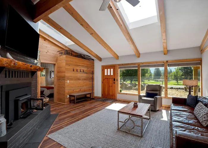 Cedar Peak Lodge With Hot Tub Near Skiing And Golf