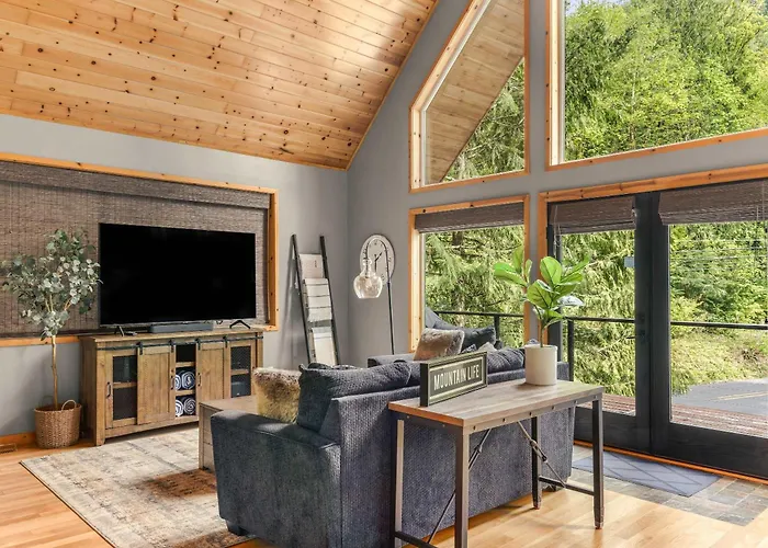 Spacious Cabin With Forest Views Hot Tub Bbq Wrap Around Deck